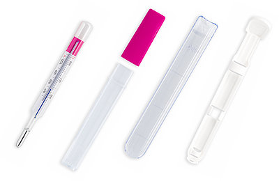 Lieferumfang des Geratherm® basal: analoges Basalthermometer aus Glas, Schutzhülle, Aufbewahrungshülle mit Lupeneffekt und Rücksetzhilfe.