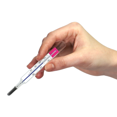 Hand hält das analoge Basalthermometer Geratherm® basal aus Glas mit der Aufbewahrungshülle mit Lupeneffekt; die Lupe vergrößert die Skale und die pinkfarbene Galinstan-Messflüssigkeit.