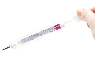 Hand hält das analoge Basalthermometer Geratherm® basal aus Glas in der Rücksetzhilfe; durch Schütteln aus dem Handgelenk wird die Galinstan-Messflüssigkeit vor der nächsten Messung unter die 36-°C-Marke zurückgesetzt.
