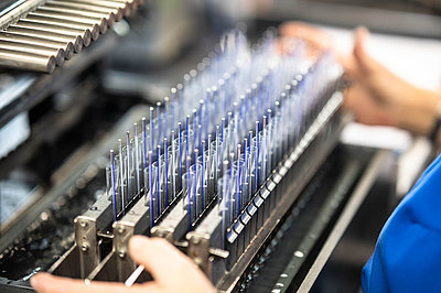 Produktion von Glaskapillaren für das Geratherm® basal Thermometer im Werk Geratal, Thüringen. Mitarbeiter bestücken eine Fertigungsanlage mit Präzisionskapillaren aus der hauseigenen Glasproduktion.